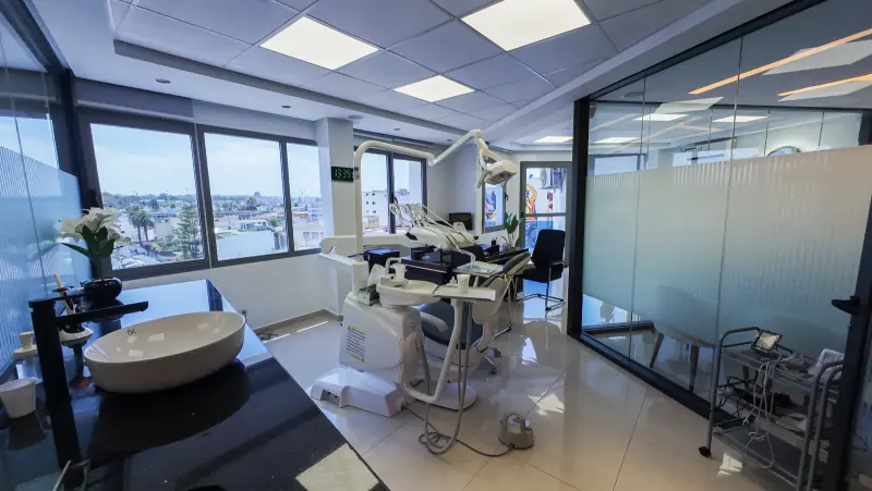 Salle de soins équipée du cabinet dentaire Boukhal à Rabat
